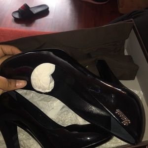 Black leather Gucci pumps